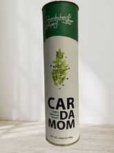 Charger l&#39;image dans la galerie, Green cardamom pods, showcasing their vibrant color and aromatic seeds-Poombukar
